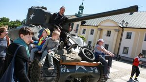 Czołgi i pojazdy militarne przyjechały na Rynek Kościuszki [ZDJĘCIA]