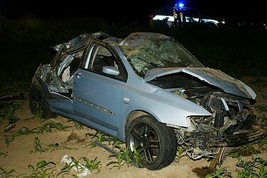Dachowanie fiata. Nie żyje 42-letni pasażer auta