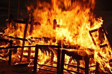 Pożar budynku gospodarczego. Ewakuowano okolicznych mieszkańców