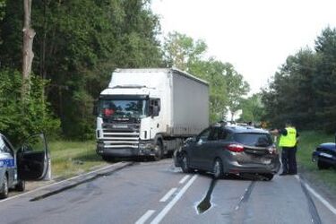 Zderzenie dwóch osobówek i tira. Pasażerowie forda w szpitalu