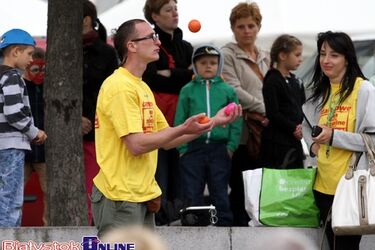 Festyn przed Teatrem Dramatycznym. Prezentacja spółdzielni i atrakcje dla rodzin