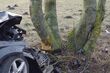 Toyota wpadła na drzewo, następnie zderzyła się ze skodą. Zginęła 19-latka