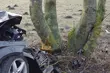 Toyota wpadła na drzewo, następnie zderzyła się ze skodą. Zginęła 19-latka