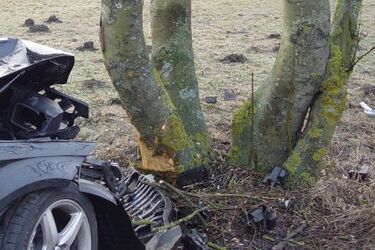 Toyota wpadła na drzewo, następnie zderzyła się ze skodą. Zginęła 19-latka