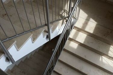 53-latek powiesił się na klatce schodowej. Policjanci zdążyli w ostatniej chwili