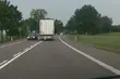 Kompletnie pijany Łotysz jechał całą szerokością drogi. Po zatrzymaniu wypadł z kabiny [WIDEO]