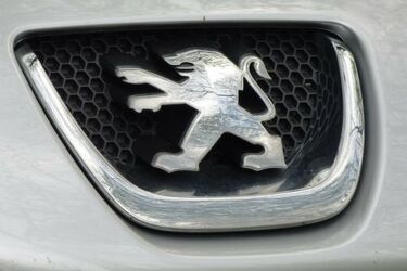 Pijany, poszukiwany 37-letni kierowca w kradzionym peugeocie