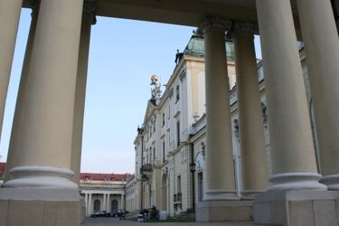 Zwiedzanie wnętrz Pałacu Branickich i występy przed Teatrem Dramatycznym