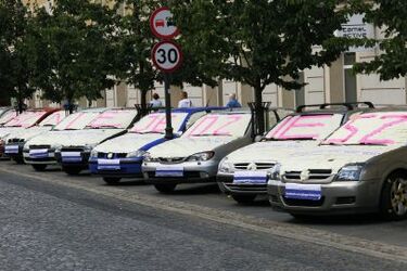 Niezwykła akcja w Białymstoku – 10 aut "przemawia" do kierowców