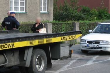 Policjant mówił laweciarzowi, gdzie jest stłuczka. Brał za to pieniądze