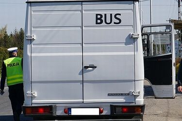 Al. Tysiąclecia Państwa Polskiego. Zwłoki dwóch osób na pace busa