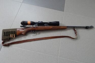 Broń wypadła mu z ręki. Myśliwy z licznymi obrażeniami w szpitalu