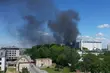Smuga czarnego dymu nad miastem. Pożar domu