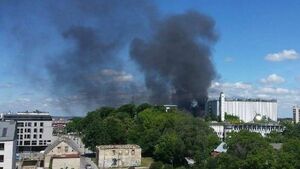 Smuga czarnego dymu nad miastem. Pożar domu