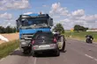 Zderzenie renault i wywrotki. Nie żyje kierowca osobówki