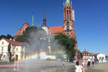 Kurtyny wodne już działają. Tłumy białostoczan w centrum miasta