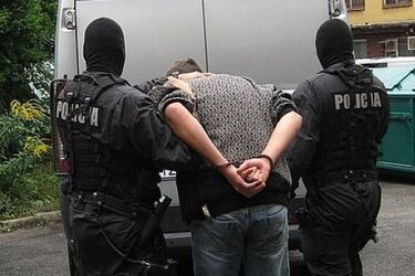 Kłótnia o to, kto jest silniejszy. Piotr M. udusił sąsiada