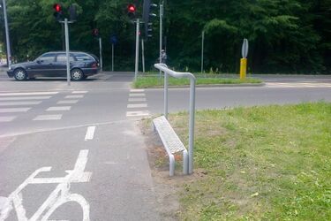 Przy ścieżkach rowerowych pojawiły sie specjalne podpórki