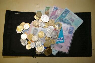 Pobili wychodzącego ze sklepu mężczyznę. 36-latek stracił dokumenty i pieniądze