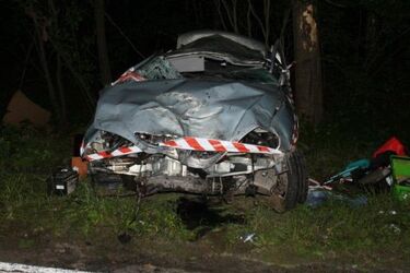 Peugeot uderzył w drzewo. W wypadku zginął kierowca