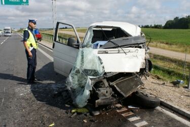 Czołowe zderzenie busa i ciężarówki. Jest ofiara śmiertelna