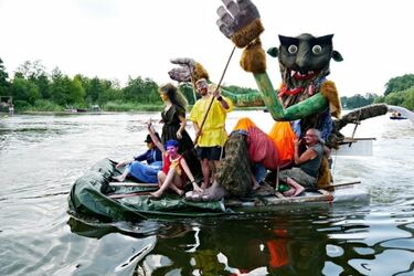 Pływanie na Byle Czym. W Augustowie wystąpią Łukasz Zagrobelny i Golec Orkiestra [WIDEO]