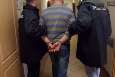 Ukradł samochód, ściął znaki i spowodował wypadek. Pijany 39-latek zatrzymany