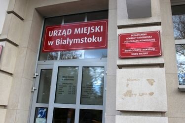 Utrudnienia w rejestracji samochodów i wydawaniu praw jazdy