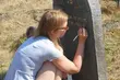 Zagraniczni wolontariusze odnawiają macewy na cmentarzu żydowskim w Białymstoku