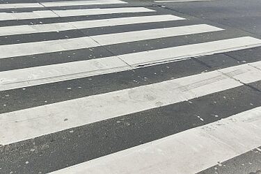 21-latka potącona na przejściu. Kierowca uciekł z miejsca wypadku