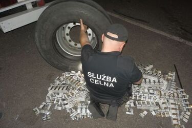 Nielegalne papierosy ukryte w kołach naczepy