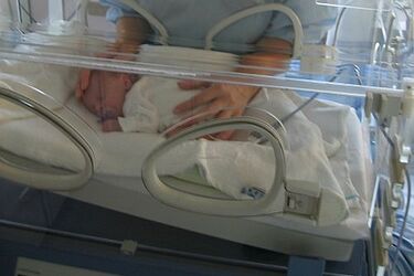 Ojczym dotkliwie pobił niemowlaka. Dziecko jest w ciężkim stanie