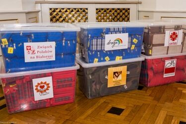 Miasto rozdało piórniki potrzebującym