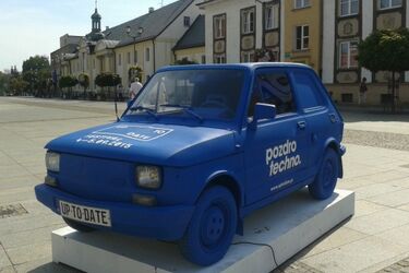 Błękitny maluch stanął na Rynku Kościuszki