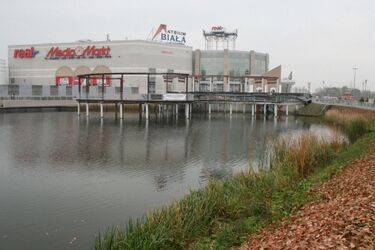 Galeria Biała ewakuowana. Zapalił się samochód na podziemnym parkingu