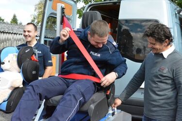 Jazda bez pasów jest groźna. Podlascy policjanci mają nowy symulator zderzeń 