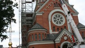 Odbudowa wieży kościoła św. Wojciecha dobiega końca. Trwa montowanie nowego krzyża [ZDJĘCIA]