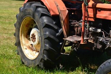 Awantura pijanego weselnika. Zniszczył m.in. dwa ciągniki