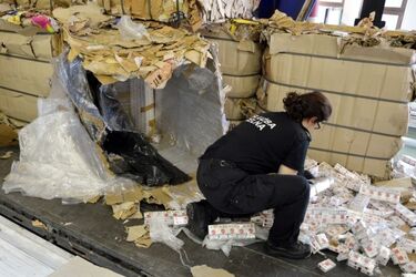 Papierosy za 1 mln zł w makulaturze. Przemytnik wymyślił pomysłowe skrytki