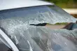 Auto uderzyło w drzewo. Jedna osoba nie żyje, druga ciężko ranna