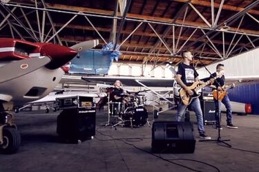 Nakręcili teledysk na lotnisku Krywlany. Mocny debiut zespołu Firewalk [WIDEO]