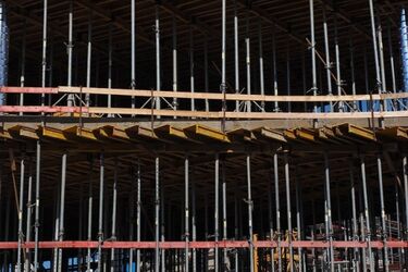 Robotnik podczas budowy nowej hali spadł z dużej wysokości. Zginął na miejscu