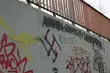 Swastyki i krzyże celtyckie na blokach i plakatach wyborczych