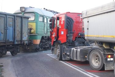Tir zderzył się z pociągiem