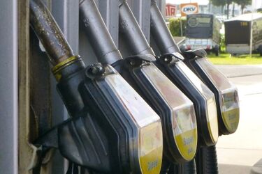 Groził pracownikom stacji paliw, tankował a nie płacił