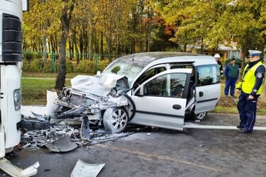 Czołówka z ciężarówką. 2 osoby są w szpitalu