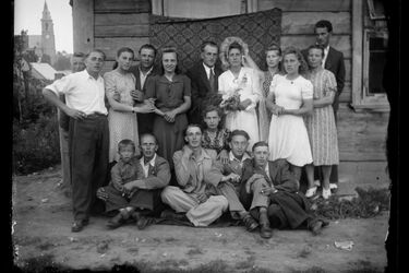 Przeleżały kilkadziesiąt lat na strychu. Nowe życie starych fotografii