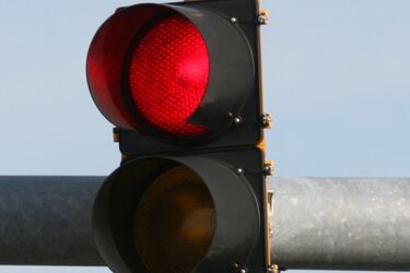 Kamery skutecznie straszą. O połowę mniej przejazdów na czerwonym świetle