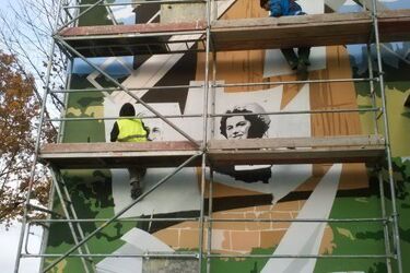 Patriotyczny mural powstaje na ścianie VII LO w Białymstoku