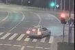 Piraci jeżdżą na czerwonym świetle. Miasto udostępniło nagrania z kamer [WIDEO]